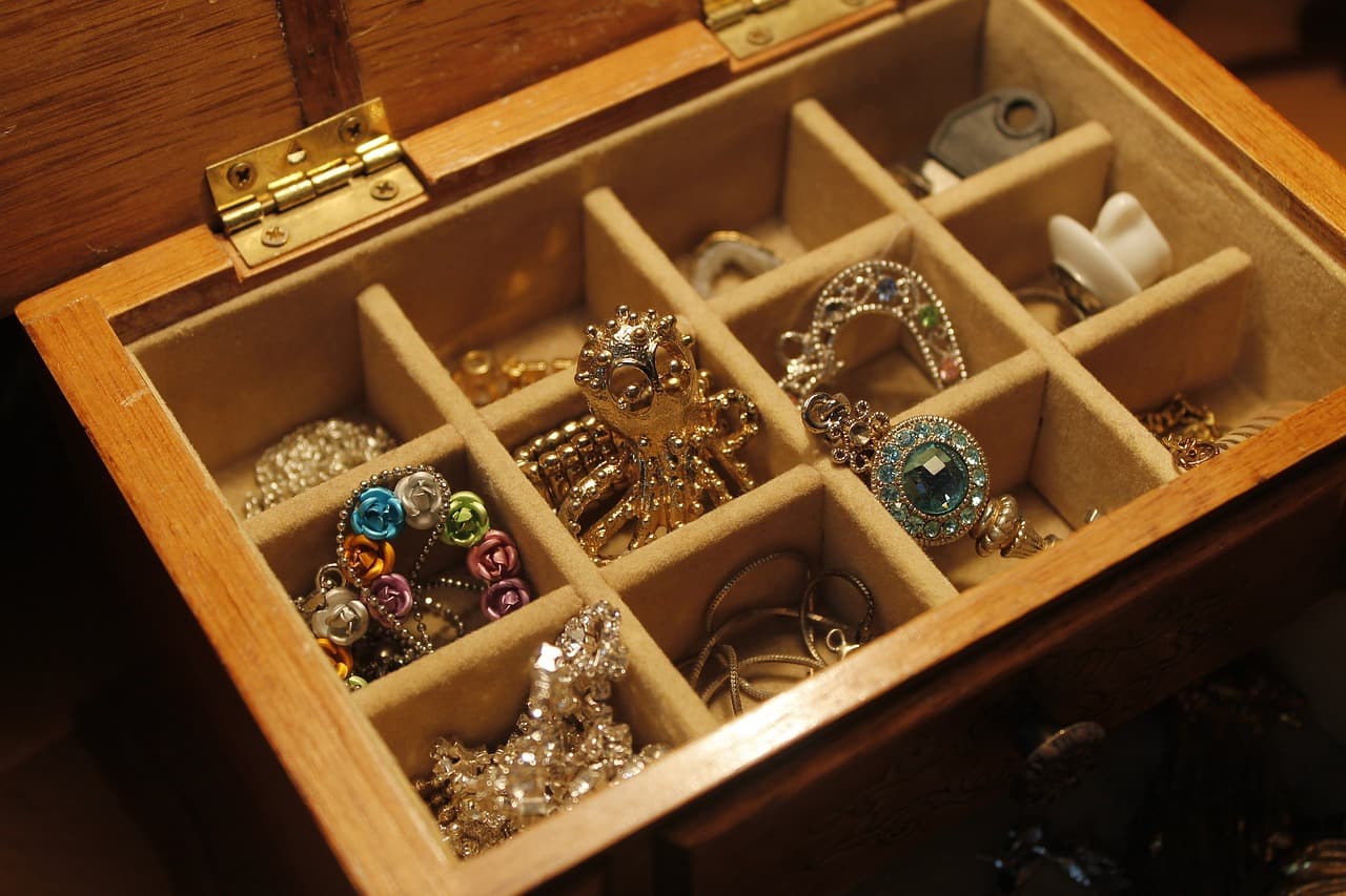 7 New Ways to Find Jewellery Consultant Jobs