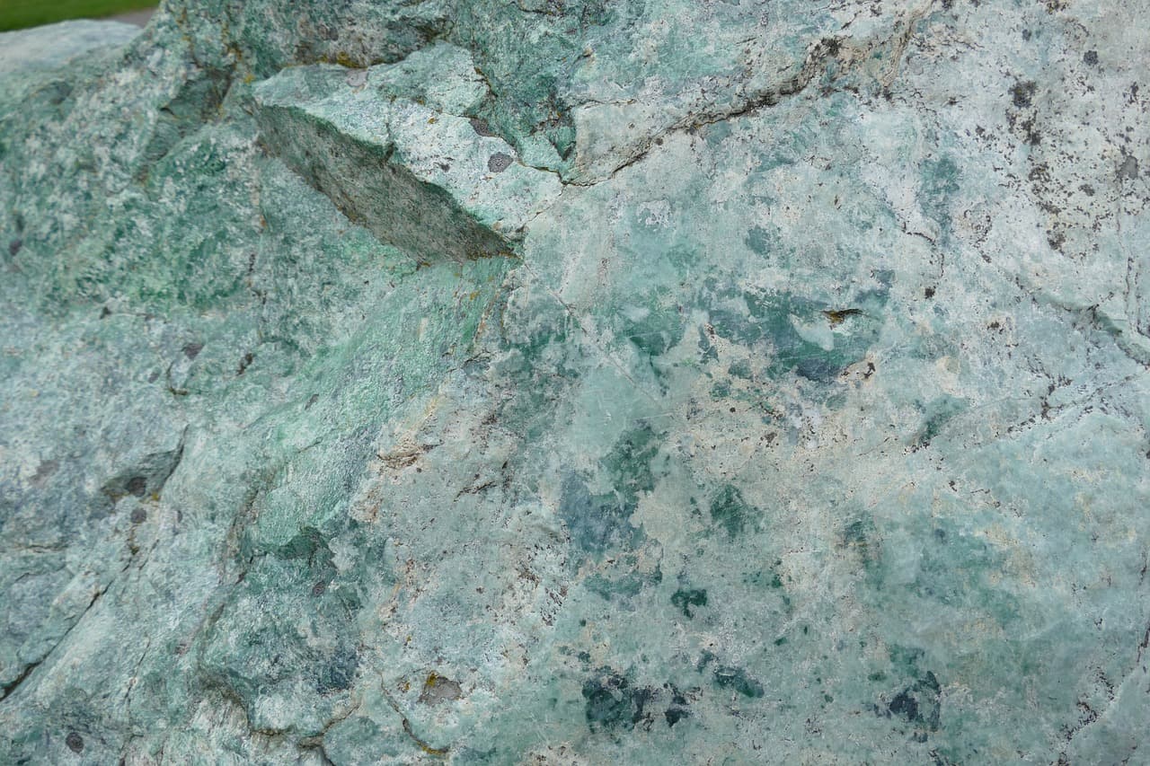 How is Jadeite used in Jewelry Making: A Guide