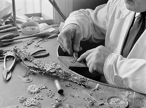 How to Find Jobs at Jewellers Shop Easily