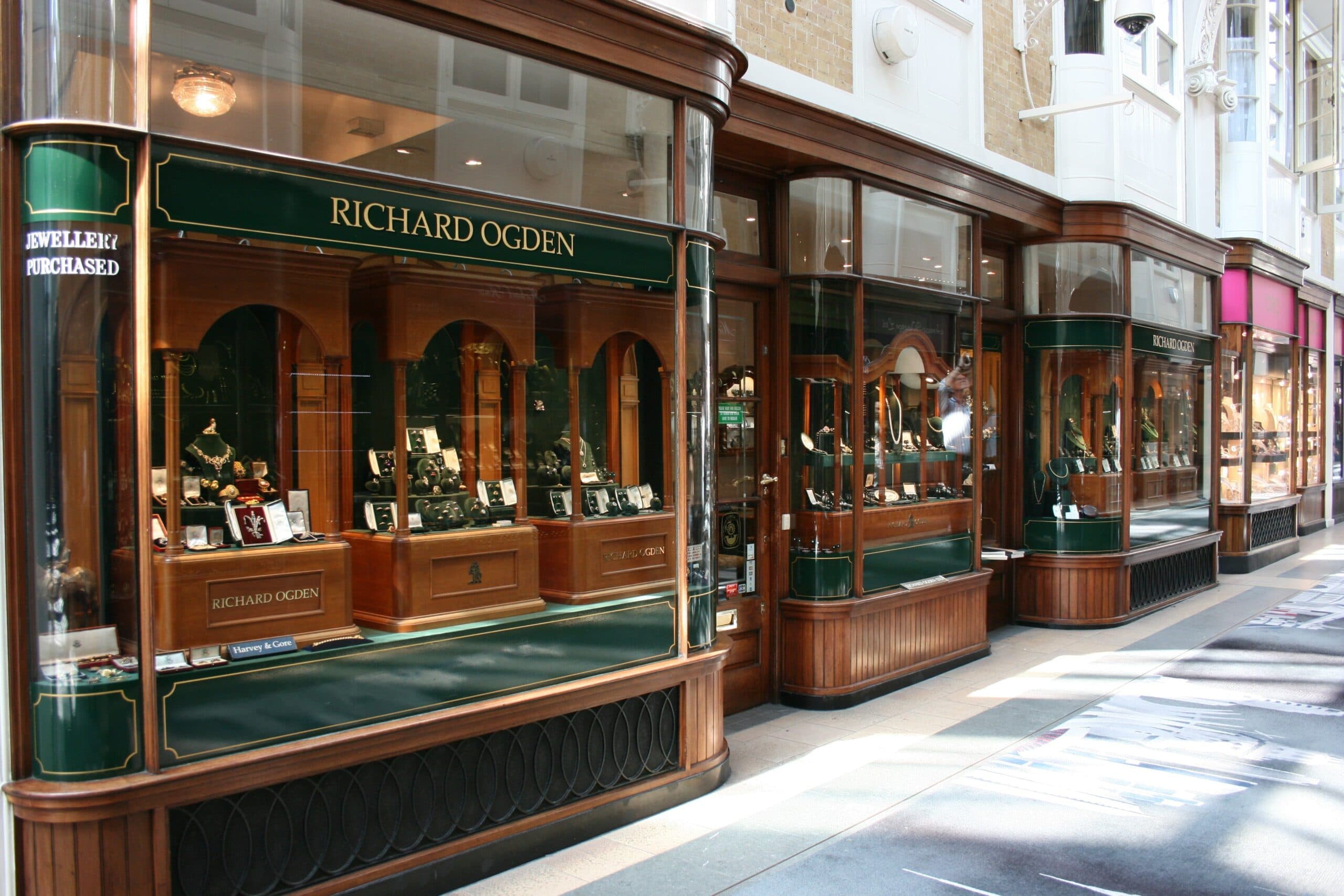 Ultimate Guide to the World of a Jewellery Shop